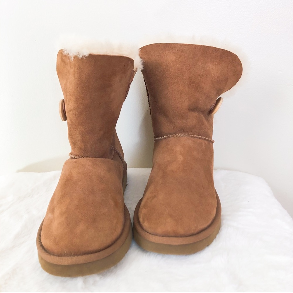 UGG Bailey Button Boot - size 7 - chestnut - Picture 5 of 8